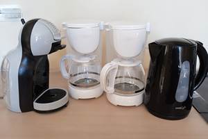 1 bouilloire, 2 cafetières filtre, 1 machine à dosette de type Dolce Gusto