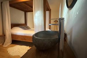 chambre-double-lit-baldaquin-gite-le-lijaly-bournezeau-vendee-détente-weekend.jpg