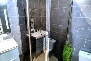Grande cabine de douche à l'italienne