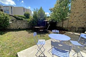 Jardin paisible avec terrasse, offrant intimité et confort pour vos repas ou moments de détente à Limoges.
