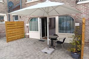 Entrée indépendante par la cour, terrasse privative face au studio