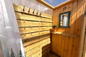 Un espace vestiaire abrité et éclairé offrant intimité