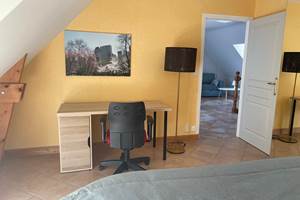 Chambre 3 avec couette et bureau