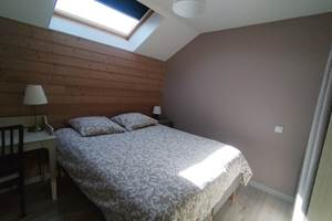 CHAMBRE GITE VELUX AVEC COIN BUREAU