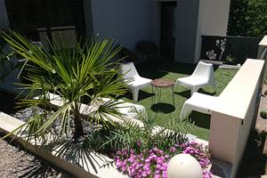 une des 4 terrasses aménagées et fleuries avec bain de soleil pour profiter pleinement de la nature