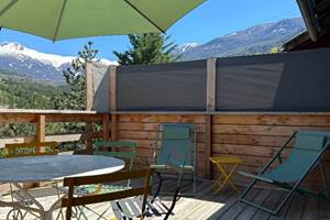 terrasse avec vue montagne  jardin ensoleillé