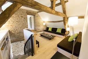 GiteChateauMedievalMarignaJuraPiscineTennisHautdeGamme-CoinTV