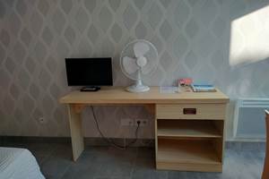 Bureau et télévision du Studio 17 Baïne