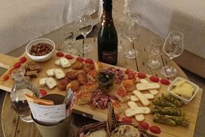 une belle planche charcuterie crudités et fromages