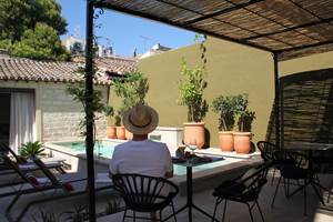 A l'ombre de la pergola, contempler la piscine