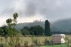 Les terres de la chouette, la roulotte et brume sur le Puy de la Roche