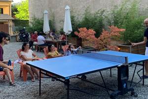 Ping pong dans le jardin de Bavara