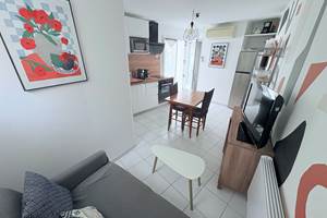 Maison Réthaise 2 – Séjour cosy et graphique Ambiance contemporaine dans un espace bien agencé, parfait pour savourer des moments de détente en centre-ville.