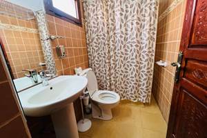 RIAD-AIT-BENHADDOU-Ouarzazate-Chambre-single-salle-de-bain