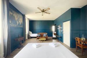 La Maison Voyage 41 - vue du lit King Size - Chambre Jules Verne