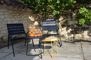 Terrasse sud et abricotier gorgé de soleil
