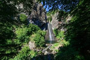 cascade-du-ray-pic ardeche ombre bleue du figuier gites et chambres d'hôtes avec piscine