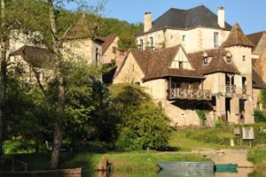Vue des gîtes depuis la Dordogne