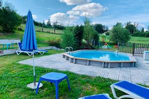 espace piscine et aire de jeux pour enfants