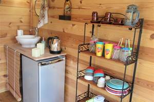 chalet cocooning avec coin repas, salle de bain et toilettes