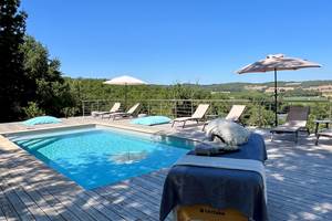 Massage au bord de la piscine de la Blanchie Haute