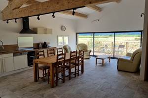 salle à manger avec 2ème table possible si besoin