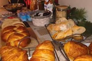 petit-dejeuner-gourmand-chambre-hotes-campagne.jpg