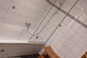 Salle de bain 2: Un douche, 1 baignoire, 1 lavabo.