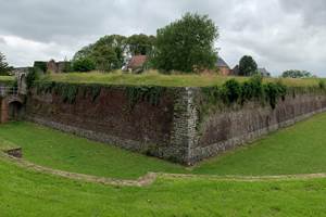 Balade sur les remparts de Montreuil-sur-Mer, joyau historique à découvrir lors de votre séjour dans notre gîte rural du Pas-de-Calais.