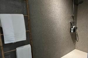 Salle de bain de la chambre Pastelle – douche italienne spacieuse, hébergement près de Pézenas