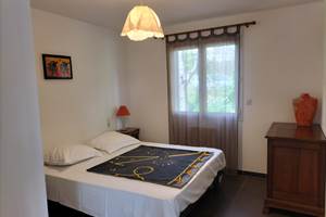 chambre parentale 1 gîte tournesols ombre bleue du figuier gîtes et chambres d'hôtes avec piscine ardèche