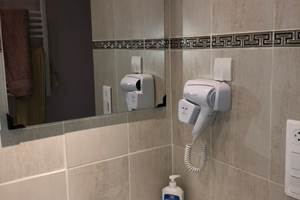 Salle de bain avec douche à l' italienne , sèche cheveux