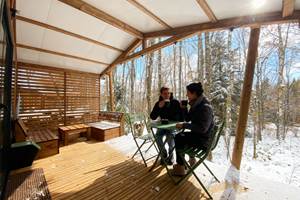 Terrasse couverte avec vue sur la forêt