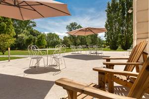 Maison de Jean, chambres d'hôtes de charme en Blaye Côtes de Bordeaux , Château Haut Bourcier avec terrasse panoramique sur le vignoble