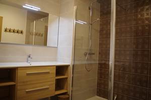 Salle d'eau avec douche à l'italienne