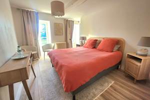 Chambre lumineuse et confortable
