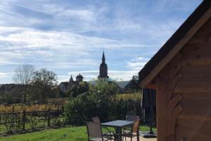terrasse privative avec vue sur les vignes montagnes et village authentique