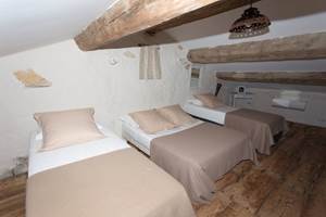 Chambre cosy avec lit 160x200, idéale pour un couple en séjour dans l’Hérault