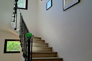 Escalier d’accès aux chambres d’hôtes des Gîtes de Monte Blanco à Montblanc près de Pézenas