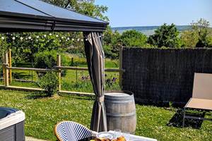 Le Cémarose Jardin Jaccuzzi petit dejeuner