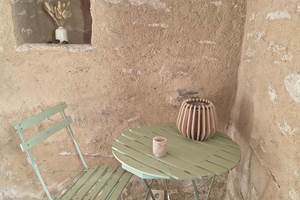 coin-repas-chambre-verdoyante-table-chaises-vert-saisonnee-aveyron