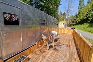 camping-la-perle-creuse-caravane US-Hollywood-2personnes-terrasse