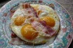 Assiette du randonneur : oeufs, bacon local, piperade, fromage