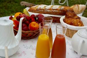 Chambre Petit déjeuner continental aux chambres d'hôtes la Rougeanne près de Carcassonne dans l'Aude