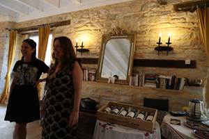 Dégustation de vins locaux au Château de Saint-Chamarand : découvrez les pépites du vignoble du Lot lors de nos moments de partage en terrasse ou au salon.