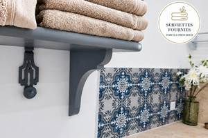 Salle de bain de charme avec linge de maison fourni