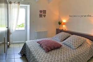 chambre avec lit 160 cm avec accès direct sur la terrasse