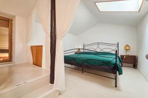 Chambre double séparée par un rideau