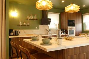 Cuisine aménagée avec vue sur le salon