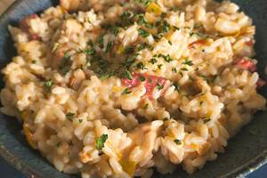 Risotto crémeux maison préparé pour notre table d'hôtes.